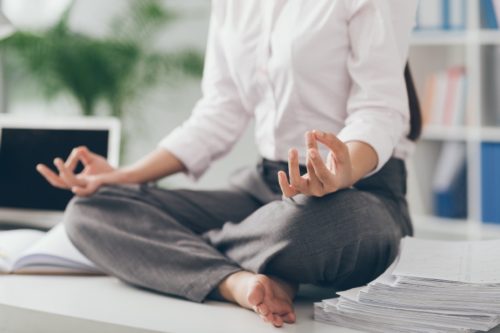 オフィスで瞑想する女性